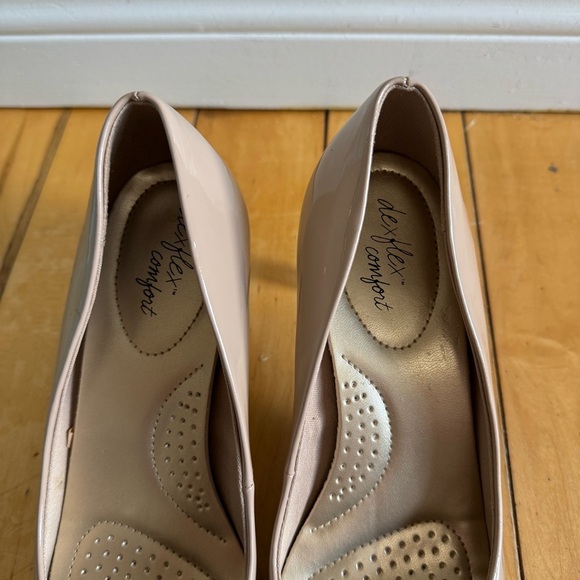 ✨4/$25✨ Classic & Comfortable Nude Pumps - Picture 3 of 9